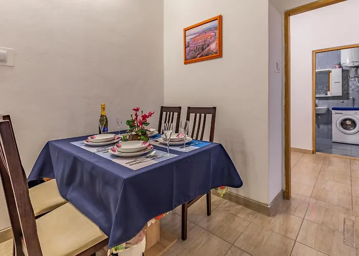 Lovely In With Wifi דירה פולה